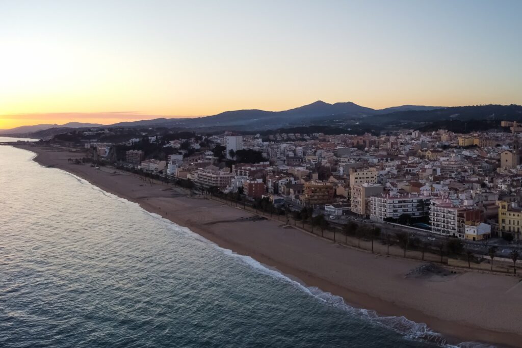Canet de Mar to miasteczko modernizmu katalońskiego z szeroką plażą