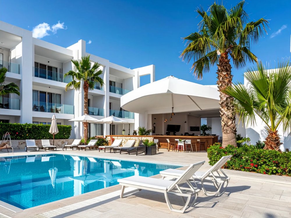 Basen z barem w hotelu tylko dla dorosłych w Lloret de Mar. Zdjęcie wygenerowane przez AI.