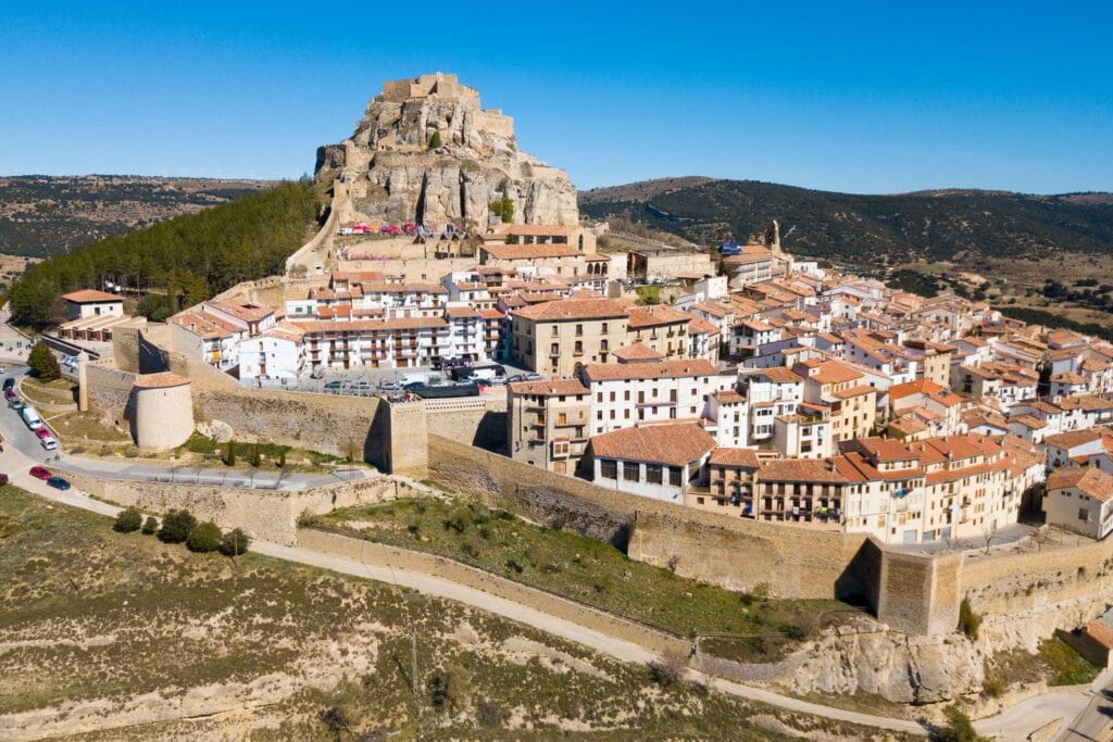 Morella to średniowieczne miasteczko otoczone murami, nad którym góruje zamek na skale