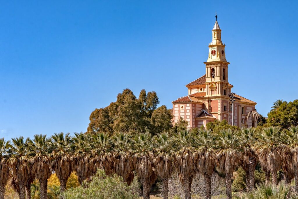 Sanktuarium Virgen de la Cabeza góruje nad Motril, największym miastem Costa Tropical