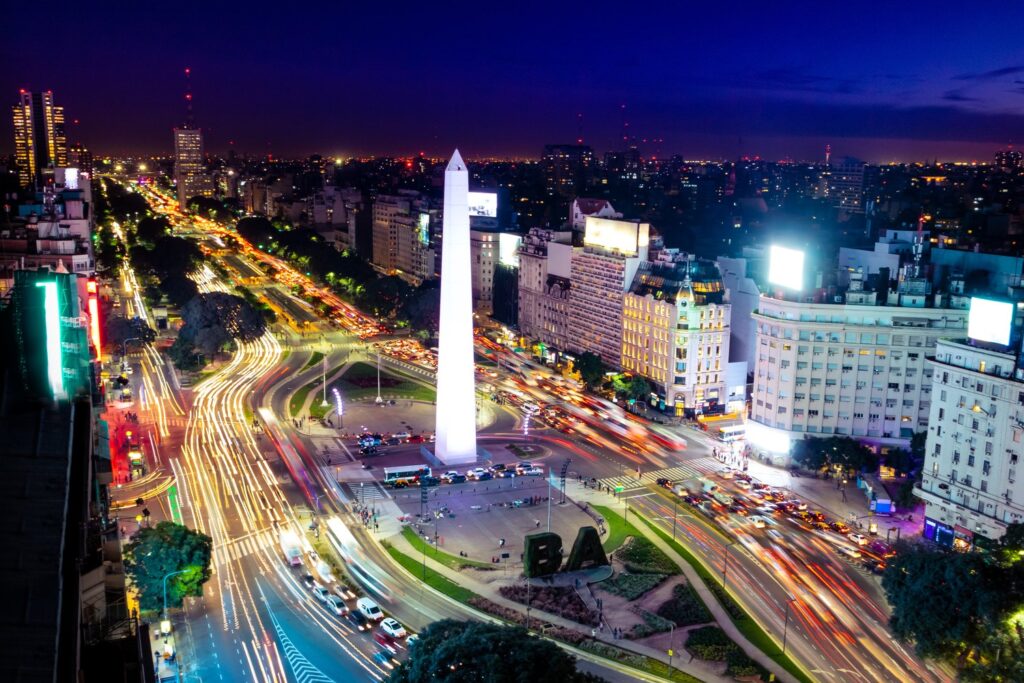 Obelisk na Avenida 9 de Julio to symbol Buenos Aires, który najpiękniej wygląda nocą