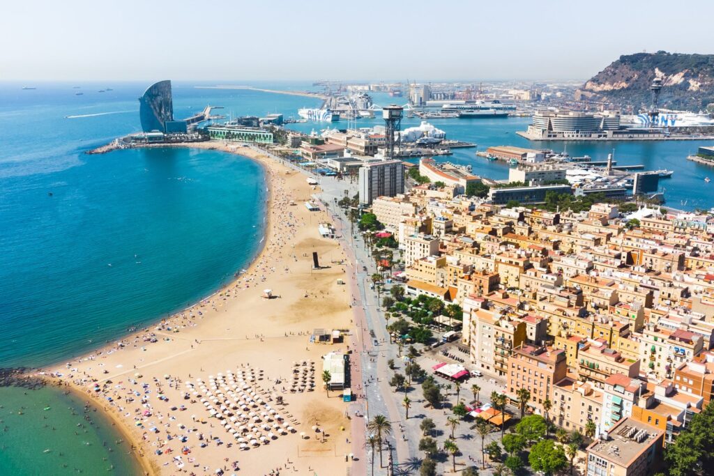 Plaża Barceloneta leży kilka minut spacerem od starego portu w Barcelonie.