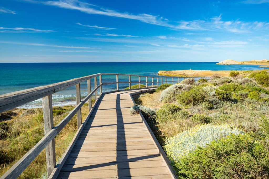 Drewniana kładka prowadzi na dzikie plaże Parku Regionalnego Calblanque
