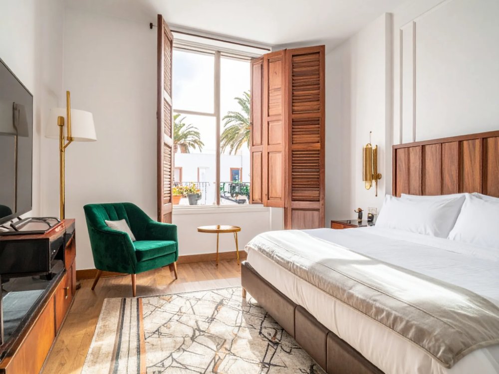 Pokój w stylu art déco w hotelu w Puerto de la Cruz. Zdjęcie wygenerowane przez AI.
