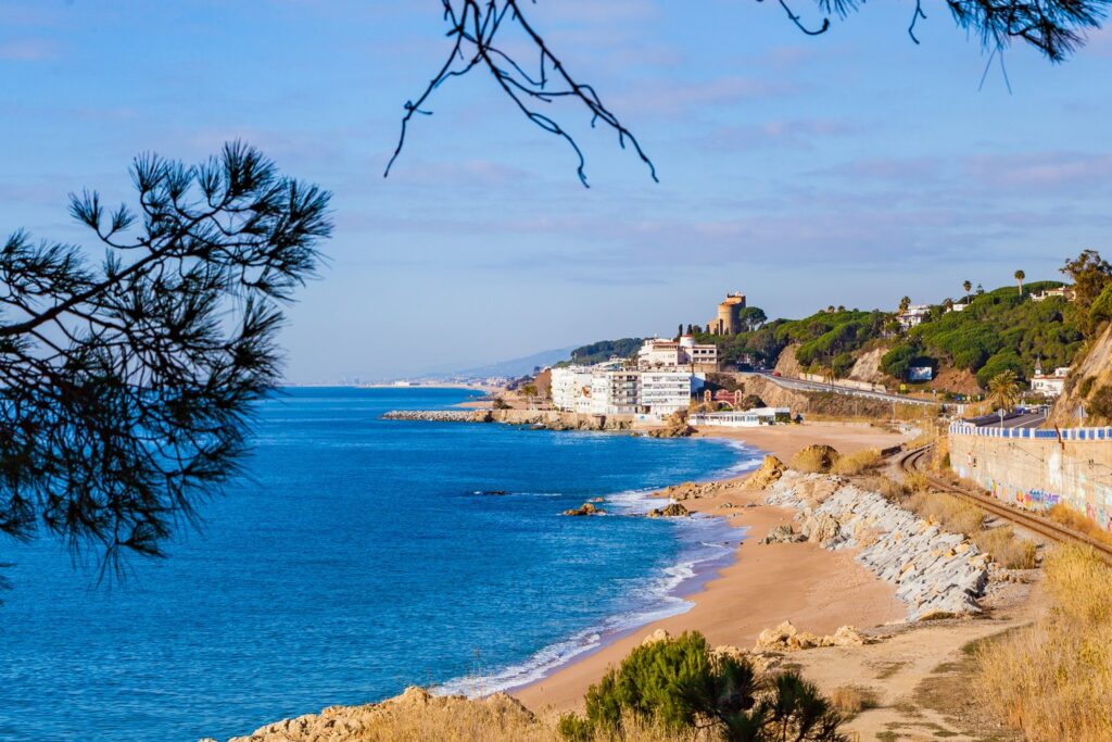 Białe domy Sant Pol de Mar schodzą tuż nad samo morze