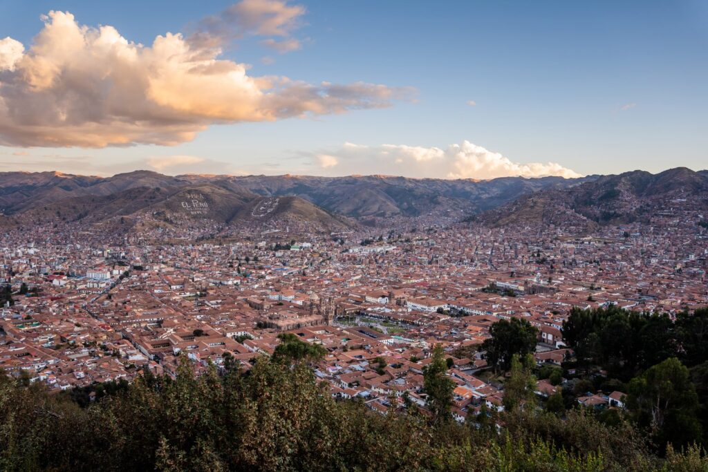 Spod pomnika Cristo Blanco rozciąga się piękny widok na dachy Cuzco