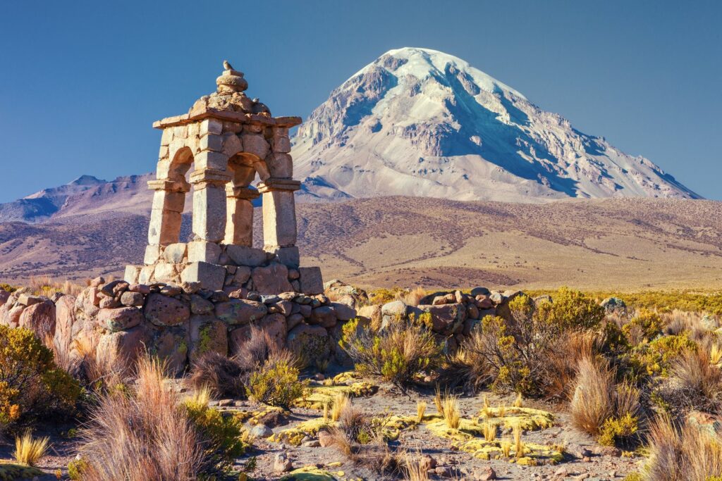 Ośnieżony wulkan Sajama, najwyższy szczyt Boliwii, góruje nad altiplano