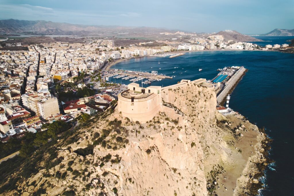 Zamek San Juan de las Águilas strzeże portu i dwóch zatok miasta Águilas